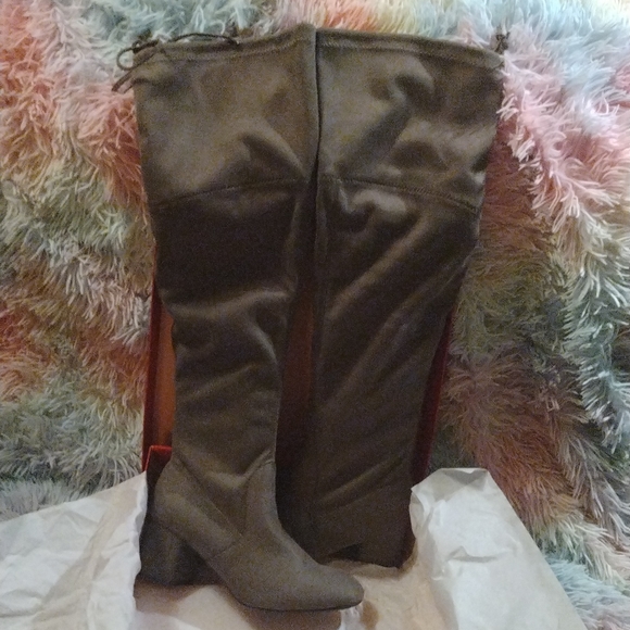 Kelly&Katie knee high suede taupe chunky heel boots. - Picture 2 of 3